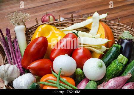 Composizione di verdure sul tavolo di legno Foto Stock