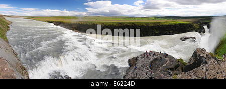 Tourist godendo di una vista panoramica di Gullfoss cascata sul fiume Hvita nel sud-ovest dell'Islanda Foto Stock