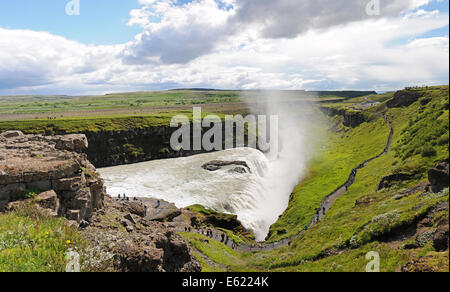 Una vista panoramica di Gullfoss cascata sul fiume Hvita nel sud-ovest dell'Islanda Foto Stock