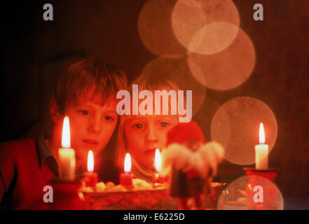 Fratello e Sorella e fissando le candele di Natale Foto Stock