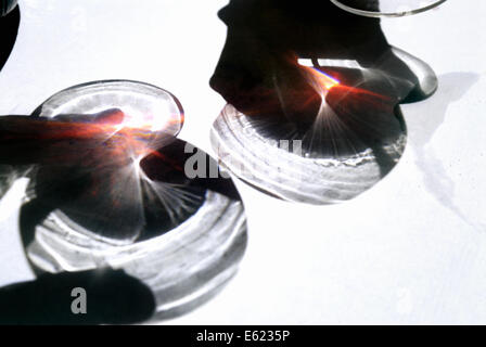 Cheers (giovane la tostatura), bicchieri con Sangria (vino rosso punch), Spagna Foto Stock