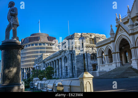 Wellington agli edifici del Parlamento l'alveare e vecchio edificio del parlamento la Nuova Zelanda con bandiera pole home della politica Foto Stock