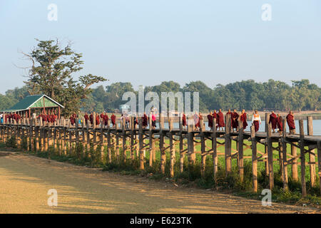 La gente del posto e i monaci su un ponte in teak, U Bein ponte sopra il lago Thaungthaman, Amarapura, Mandalay Division, Myanmar Foto Stock