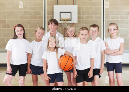 Gli alunni di scuola elementare della squadra di basket Foto Stock