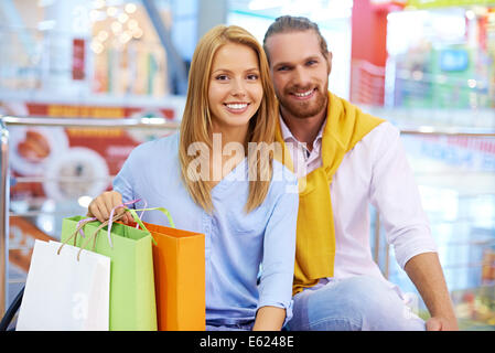 Ritratto di una giovane coppia con borse per lo shopping Foto Stock