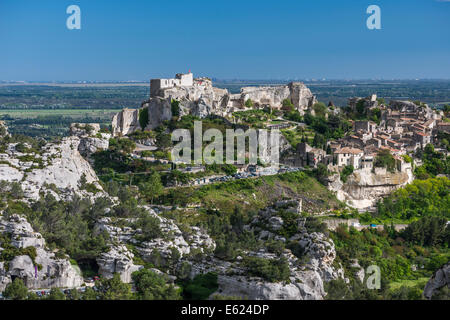 Townscape con le rovine del castello, Les Plus Beaux Villages de France, Les Baux-de-Provence, Provence-Alpes-Côte d'Azur, in Francia Foto Stock