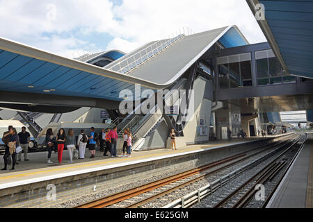 La lettura di stazione ferroviaria e mostra le nuove pensiline e ponte di trasferimento inaugurato nel 2013. Mostra i passeggeri in attesa sulla piattaforma 10 Foto Stock