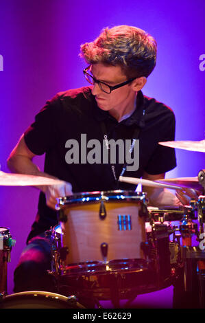 Joshua Blackmore batterista con Troyka jazz trio esibirsi sul palco a Brecon Jazz Festival 2014 Foto Stock