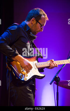 Chris Montague chitarrista con Troyka jazz trio esibirsi sul palco a Brecon Jazz Festival 2014 Foto Stock