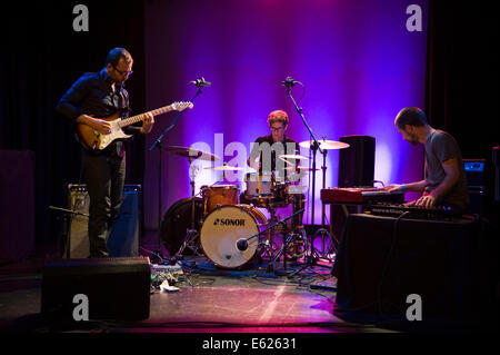 Troyka jazz trio esibirsi sul palco a Brecon Jazz Festival 2014 Foto Stock