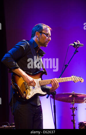 Chris Montague chitarrista con Troyka jazz trio esibirsi sul palco a Brecon Jazz Festival 2014 Foto Stock