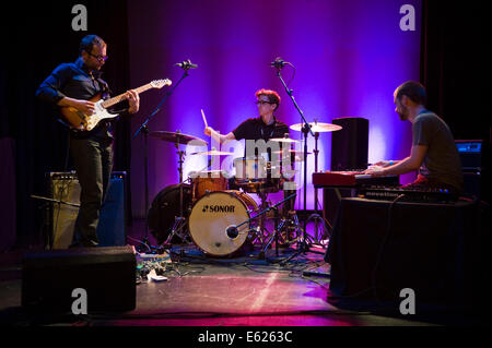 Troyka jazz trio esibirsi sul palco a Brecon Jazz Festival 2014 Foto Stock