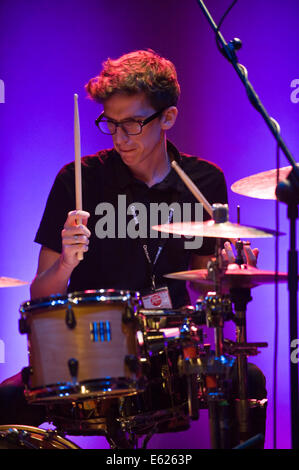 Joshua Blackmore batterista con Troyka jazz trio esibirsi sul palco a Brecon Jazz Festival 2014 Foto Stock