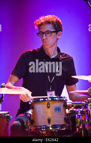 Joshua Blackmore batterista con Troyka jazz trio esibirsi sul palco a Brecon Jazz Festival 2014 Foto Stock