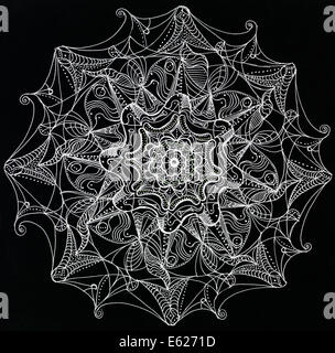 Disegnata a mano Bellissimo mandala bianco su sfondo nero Foto Stock
