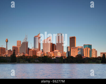 La prima luce di catture la torreggianti edifici del CBD di Sydney Foto Stock