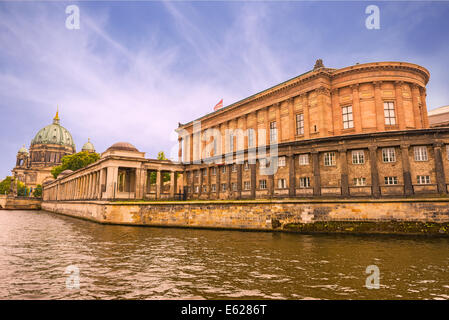 L'Isola dei Musei (Museumsinsel) sul fiume Sprea a Berlino con 'Alte Nationalgalerie' e 'Berliner Dom' Foto Stock