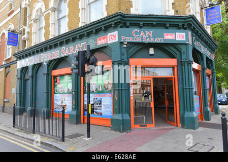 Tottenham High Road, Tottenham, Londra, Regno Unito. Il 12 agosto 2014. Un ex pub è ora un negozio uno dei molti chiusi o convertiti pub della zona. Credito: Matteo Chattle/Alamy Live News Foto Stock