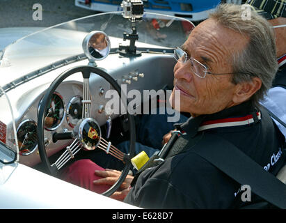 Juechen, Germania. 2 agosto, 2014. Belga ex driver di Formula Uno Jacques Bernard "" Jacky Ickx si siede dietro al volante di una Porsche 550 Spyder modello di auto durante il classico giorni " vintage car show a Dyck palace in Juechen, Germania, 2 agosto 2014. Foto: Horst Ossinger/dpa - nessun filo SERVICE -/dpa/Alamy Live News Foto Stock