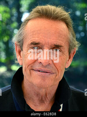 Juechen, Germania. 2 agosto, 2014. Belga ex driver di Formula Uno Jacques Bernard "" Jacky Ickx sorrisi come frequenta il classico giorni " vintage car show a Dyck palace in Juechen, Germania, 2 agosto 2014. Foto: Horst Ossinger/dpa - nessun filo SERVICE -/dpa/Alamy Live News Foto Stock