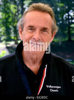 Juechen, Germania. 2 agosto, 2014. Belga ex driver di Formula Uno Jacques Bernard "" Jacky Ickx sorrisi come frequenta il classico giorni " vintage car show a Dyck palace in Juechen, Germania, 2 agosto 2014. Foto: Horst Ossinger/dpa - nessun filo SERVICE -/dpa/Alamy Live News Foto Stock