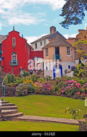 La casa rotonda e Lady's Lodge edifici in Portmeirion Village, il Galles del Nord Foto Stock