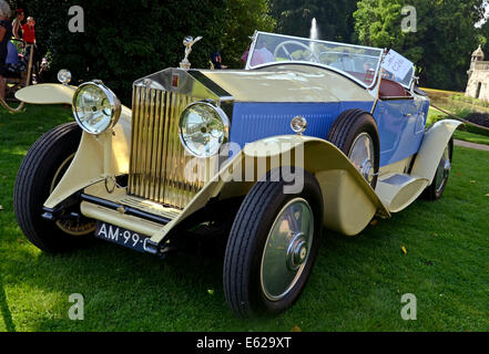 Juechen, Germania. 2 agosto, 2014. Una Rolls-Royce "Phantom II Barker Boat Tail' modello di vettura costruita nel 1929 è sul display durante il classico giorni " vintage car show a Dyck palace in Juechen, Germania, 2 agosto 2014. Foto: Horst Ossinger/dpa - nessun filo SERVICE -/dpa/Alamy Live News Foto Stock