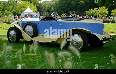 Juechen, Germania. 2 agosto, 2014. Una Rolls-Royce "Phantom II Barker Boat Tail' modello di vettura costruita nel 1929 è sul display durante il classico giorni " vintage car show a Dyck palace in Juechen, Germania, 2 agosto 2014. Foto: Horst Ossinger/dpa - nessun filo SERVICE -/dpa/Alamy Live News Foto Stock