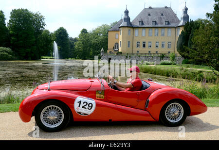 Juechen, Germania. 2 agosto, 2014. Una Horch '670 V12 2-Fenster Sport Cabriolet " auto d'epoca costruito nel 1932 è sul display durante il classico giorni " vintage car show a Dyck palace in Juechen, Germania, 2 agosto 2014. Foto: Horst Ossinger/dpa - nessun filo SERVICE -/dpa/Alamy Live News Foto Stock