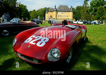 Juechen, Germania. 2 agosto, 2014. Un "Ferrari Mondial Serie II Scaglietti' costruita nel 1955 è sul display durante il classico giorni " vintage car show a Dyck palace in Juechen, Germania, 2 agosto 2014. Foto: Horst Ossinger/dpa - nessun filo SERVICE -/dpa/Alamy Live News Foto Stock