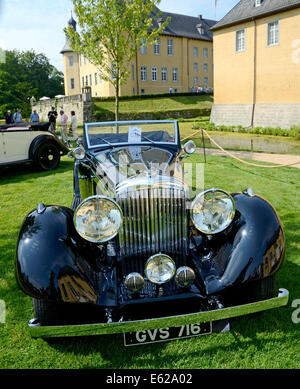 Juechen, Germania. 2 agosto, 2014. Una Bentley auto d'epoca '4 quarto di litro Veth convertibile & Zoon" costruita nel 1936 è sul display durante il classico giorni " vintage car show a Dyck palace in Juechen, Germania, 2 agosto 2014. Foto: Horst Ossinger/dpa - nessun filo SERVICE -/dpa/Alamy Live News Foto Stock