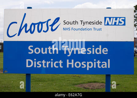 Cartello fuori South Tyneside District Hospital North East England Regno Unito Foto Stock