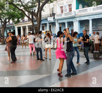 Ballerini di domenica sera, Prado avenue, Havana, Cuba Foto Stock