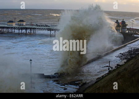 Alte onde rizzatura Cromer lungomare e il molo Norfolk durante la mareggiata Dic 2013 Foto Stock