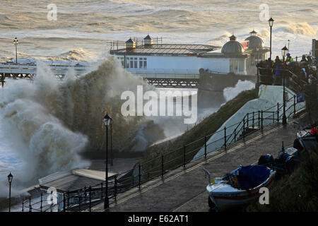 Alte onde rizzatura Cromer lungomare e il molo Norfolk durante la mareggiata Dic 2013 Foto Stock