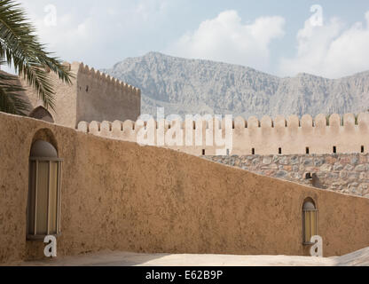 Pareti di Khasab Fort guardando fuori verso le montagne di Musandam, Oman Foto Stock