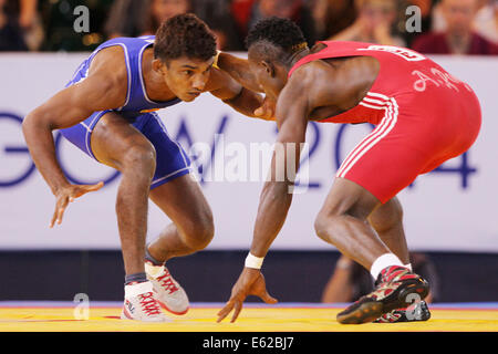 Abdulai Rogers di Sierra Leone (rosso) v Chamara Perera dello Sri Lanka (blu) nella mens Freestyle 65 kg wrestling Foto Stock