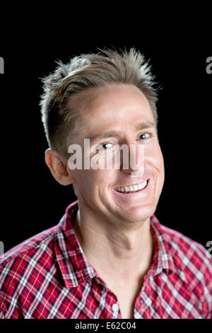 Headshots su nero di guardare un buon uomo nei suoi anni trenta con varie espressioni del viso. Foto Stock