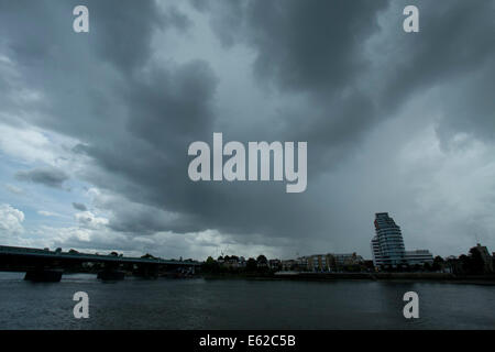 Putney Londra,UK. Il 12 agosto 2014. Meteo: nuvole temporalesche su Putney a sud ovest di Londra Credito: amer ghazzal/Alamy Live News Foto Stock