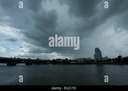 Putney Londra,UK. Il 12 agosto 2014. Meteo: nuvole temporalesche su Putney South West London Credit: amer ghazzal/Alamy Live News Foto Stock