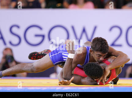 Abdulai Rogers di Sierra Leone (rosso) v Chamara Perera dello Sri Lanka (blu) nella mens Freestyle 65 kg wrestling Foto Stock