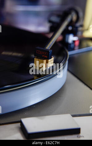 Vecchi giradischi con lo stilo sul record Foto Stock