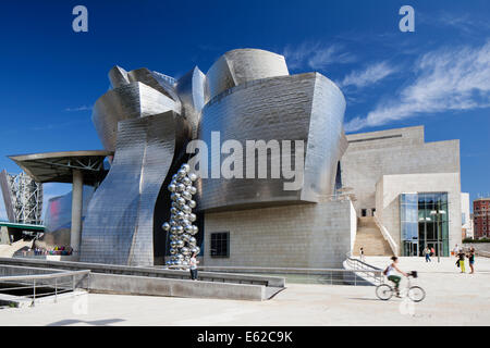 Vista generale del lato nord della facciata del Guggenheim Museum Bilbao Bilbao, Spagna. Foto Stock