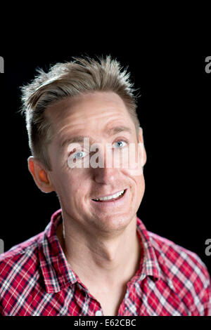 Headshots su nero di guardare un buon uomo nei suoi anni trenta con varie espressioni del viso. Foto Stock