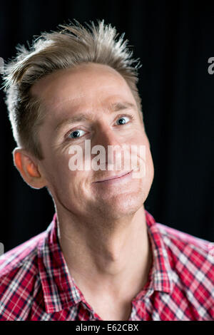 Headshots su nero di guardare un buon uomo nei suoi anni trenta con varie espressioni del viso. Foto Stock