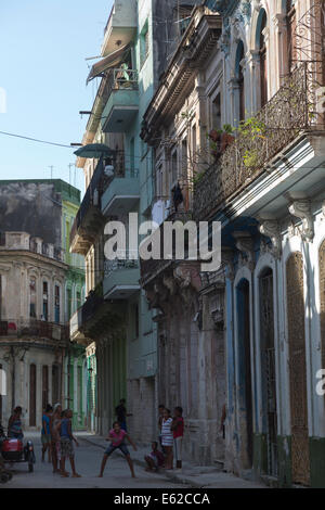 Scena di strada nella Vecchia Havana, Cuba Foto Stock