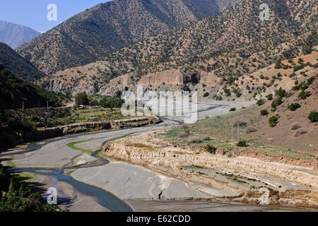 Viste mzouzite,villaggi ijoukak,valli,dighe,l'uomo fatto laghi,fiume nfiss,profonde gole del fiume,r203 sud,taroudant road,Marocco Foto Stock