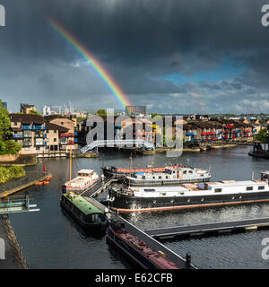 Rainbow su Blackwall bacino, London, E14 Foto Stock