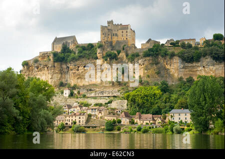 La Francia città di Beynac-et-Cazenac come si vede dal fiume Dordogne Foto Stock