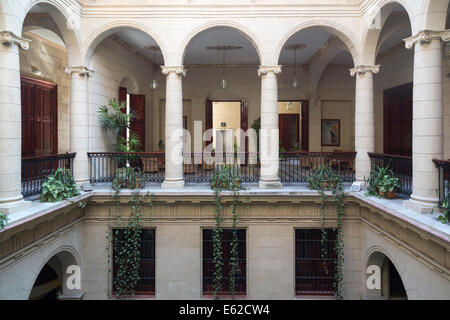 Cortile Centrale, Hotel Palacio O'Farrill, Old Havana, Cuba Foto Stock